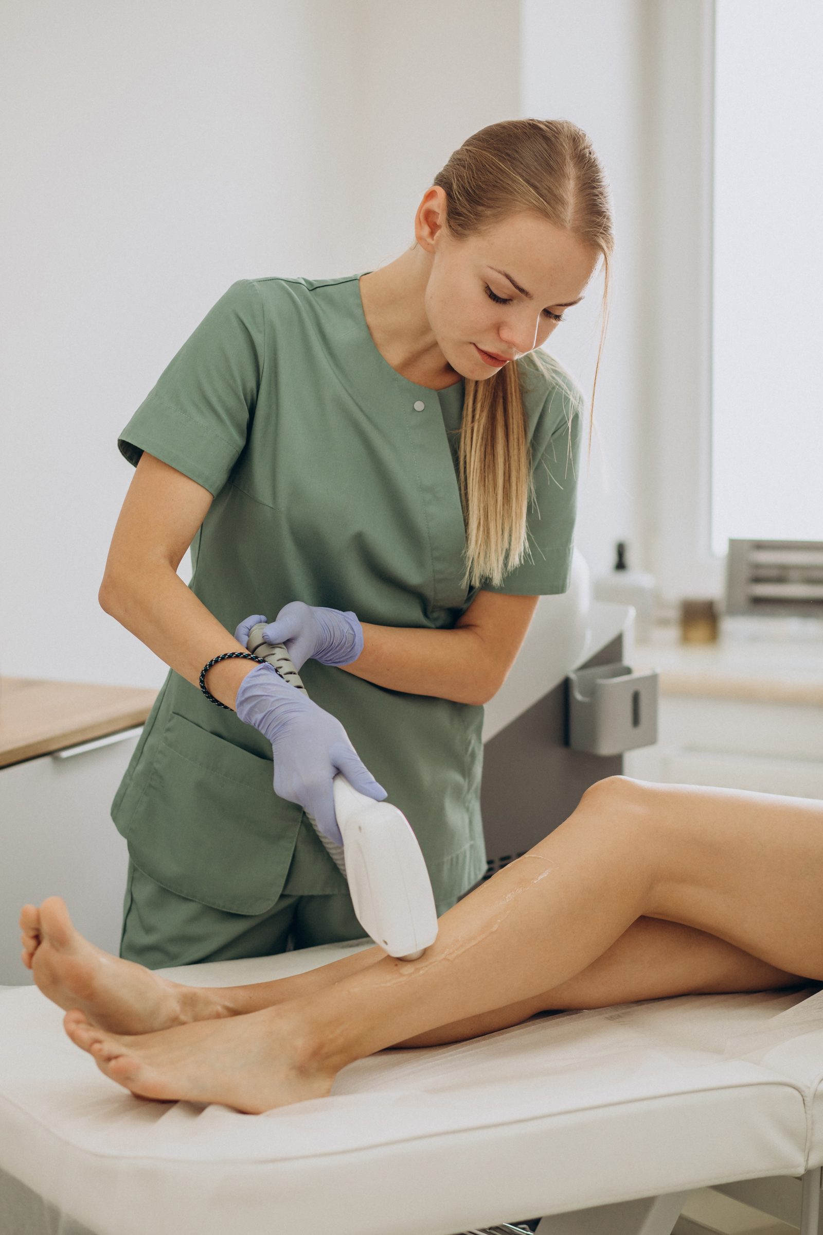 Profissional realizando depilação a laser em ambiente clínico