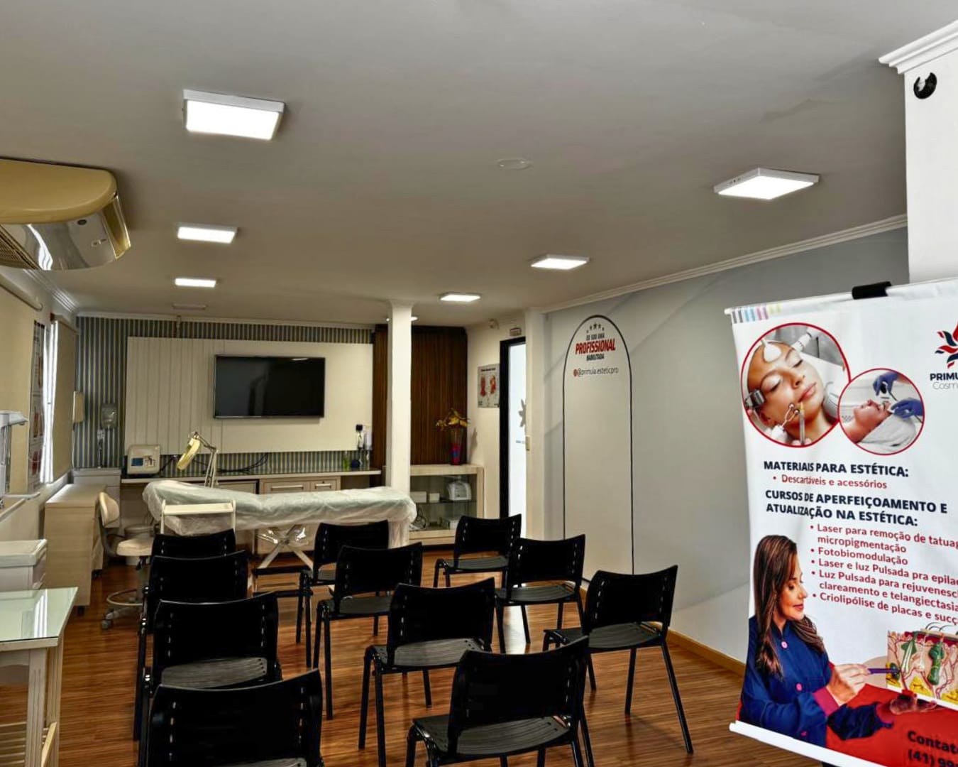 Sala de aula da Primula TKC equipada para prática de estética