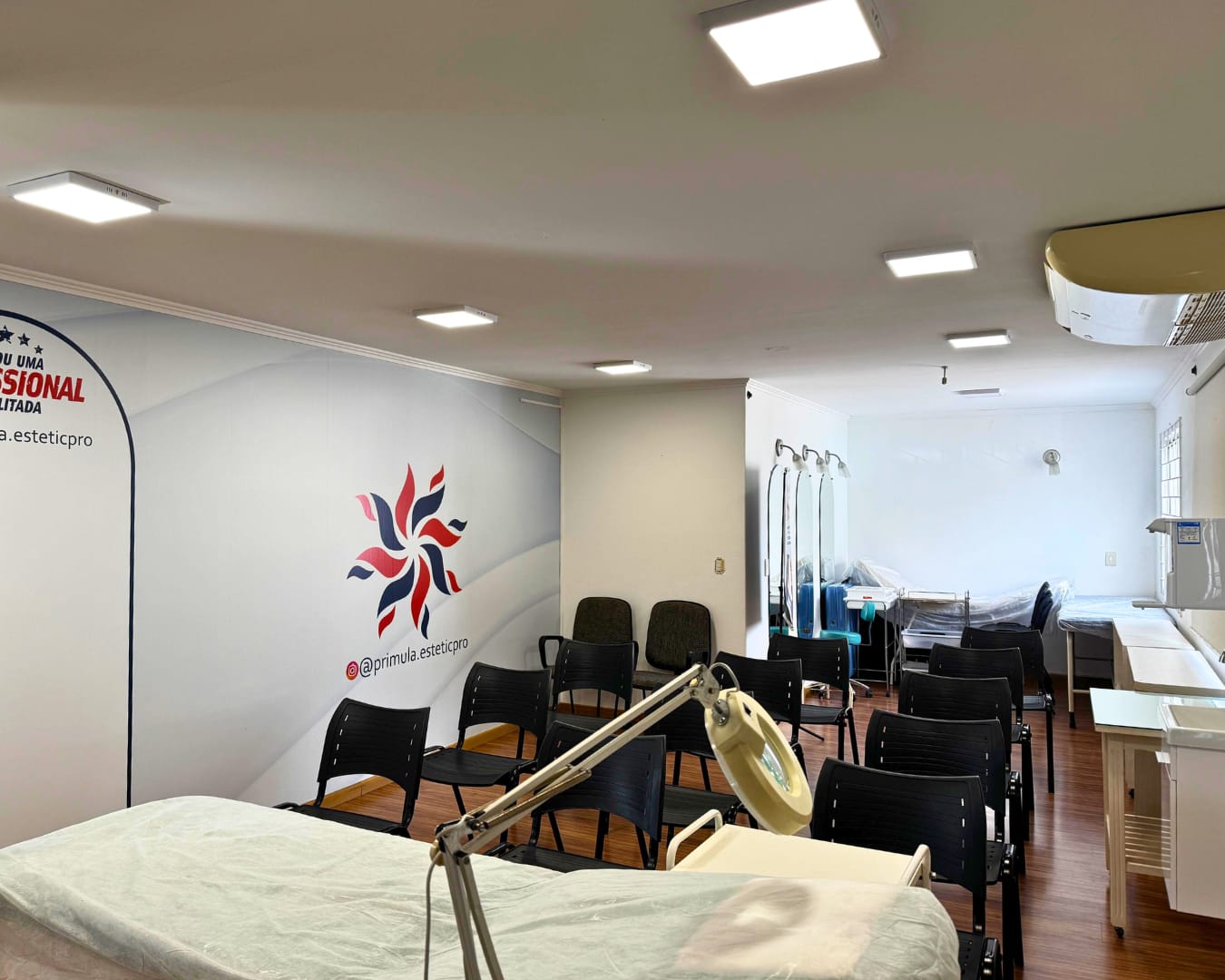Maca de atendimento e materiais de estética na sala de treinamento da Primula TKC