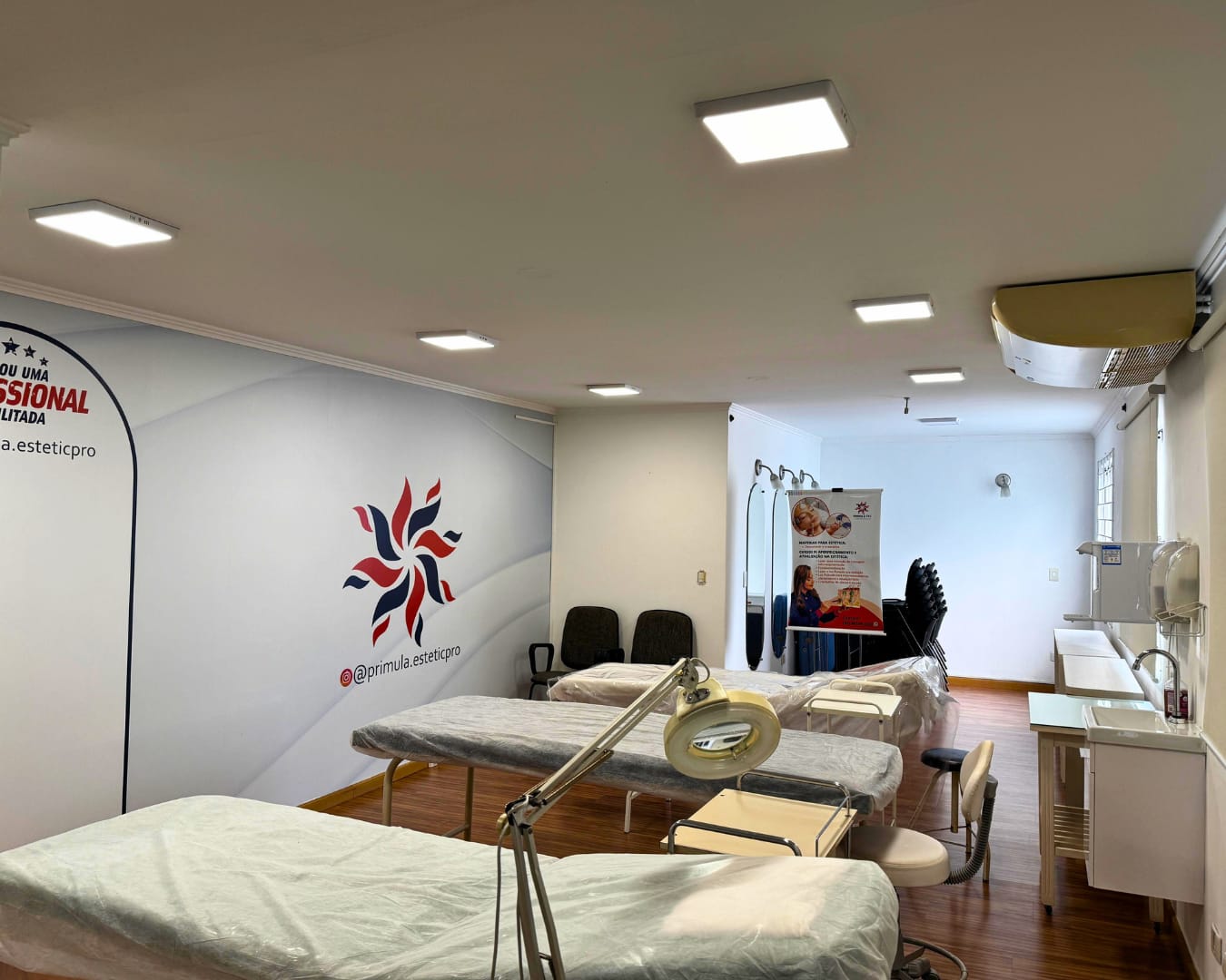Ambiente de treinamento prático da Primula TKC Cosmecêutica em Curitiba