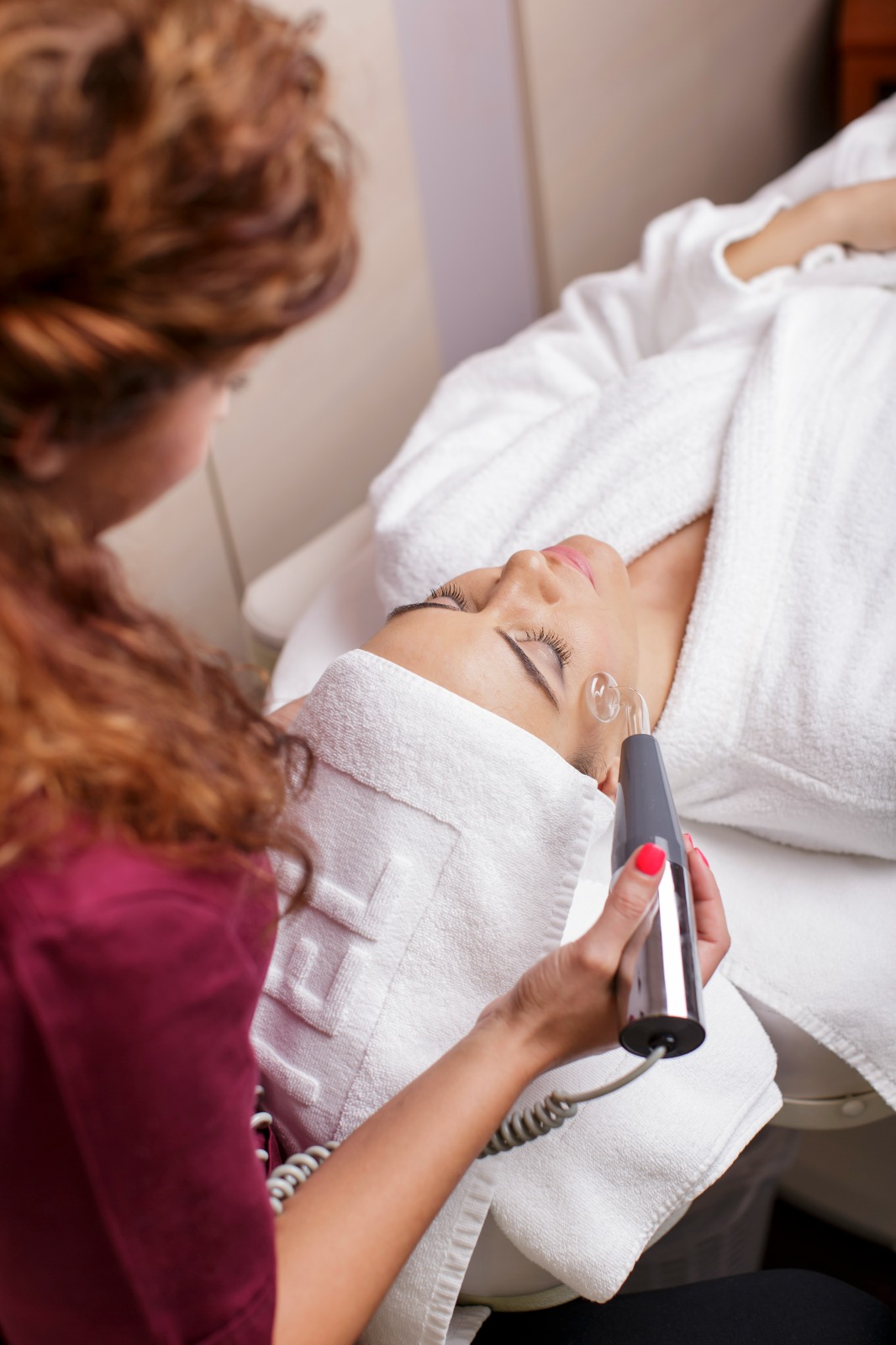 Aplicação de alta frequência em tratamento facial de limpeza de pele