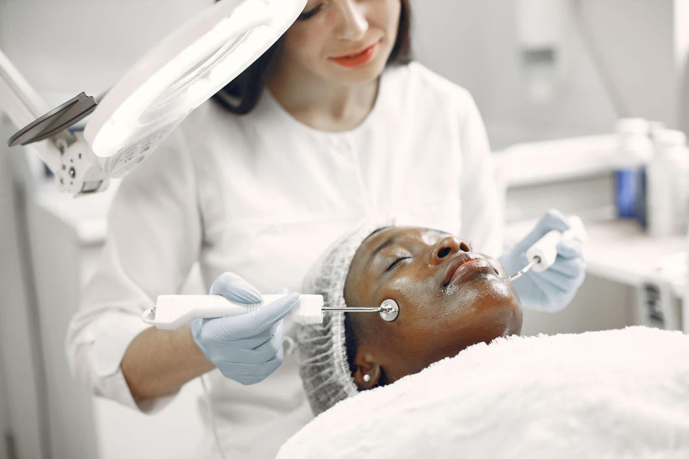 Extração de limpeza de pele profissional com luvas em ambiente clínico