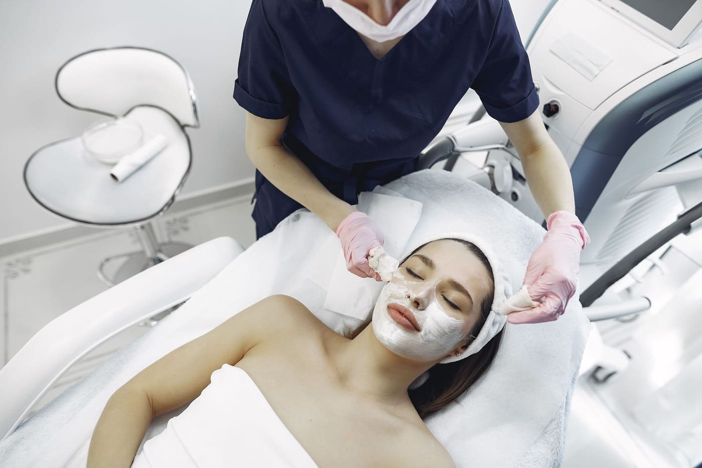 Esteticista realizando limpeza de pele profissional com extração
