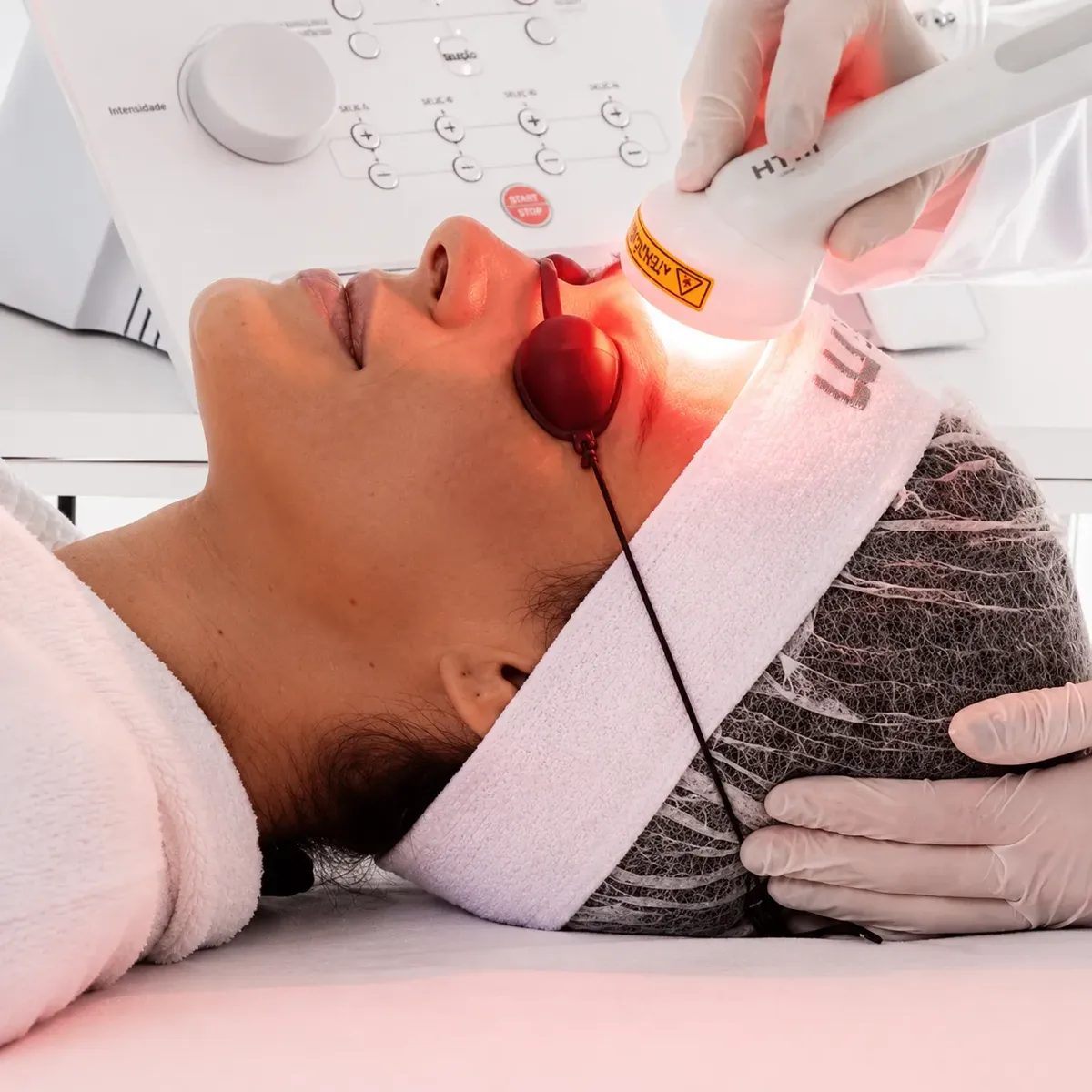 Aplicação de ledterapia com máscara de luz em tratamento facial