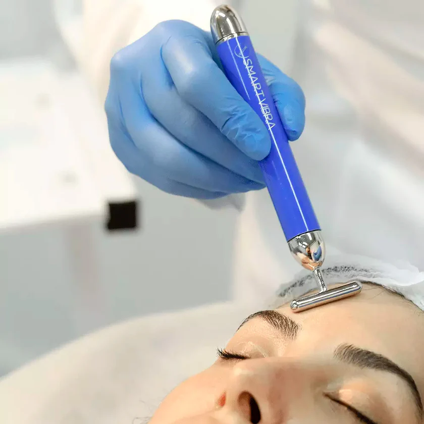 Aplicação de massagem vibracional em tratamento facial